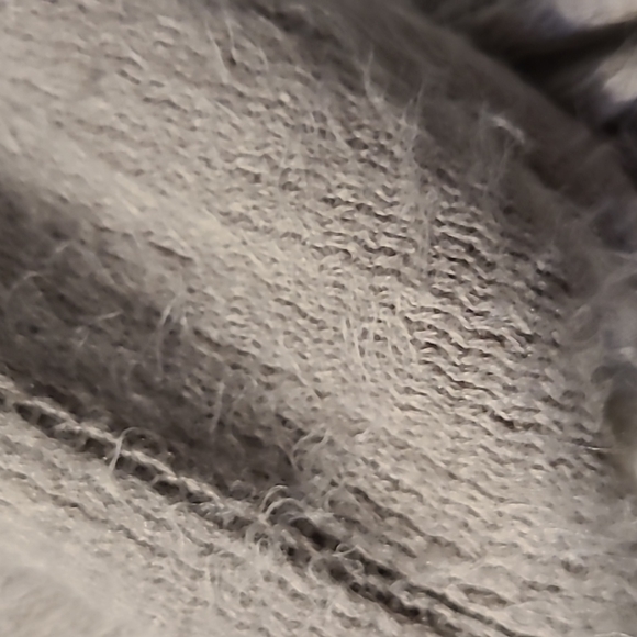 LC LAUREN CONRAD BRAND BEAUTIFUL GRAY SCARF WITH FRINGE - Picture 3 of 8